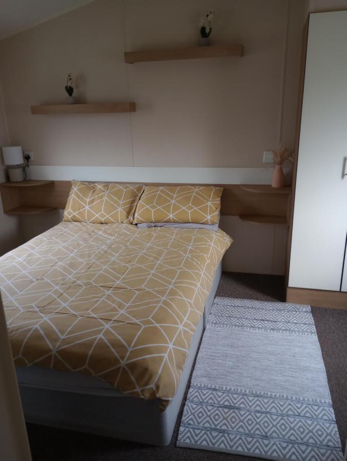 D24 Coastal Caravan: Beachside 2-Bedroom in Towyn Abergele Exterior photo