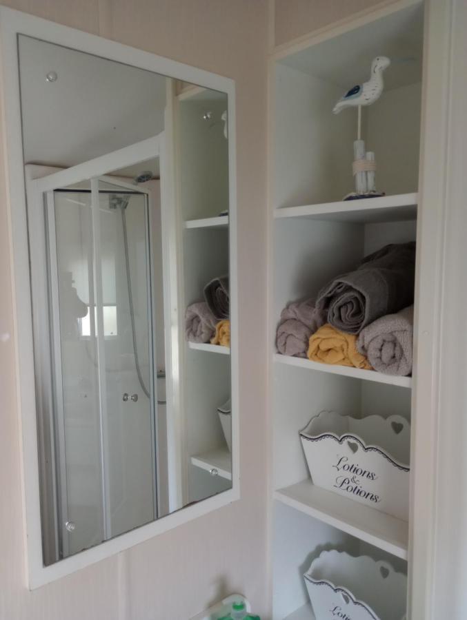 D24 Coastal Caravan: Beachside 2-Bedroom in Towyn Abergele Exterior photo