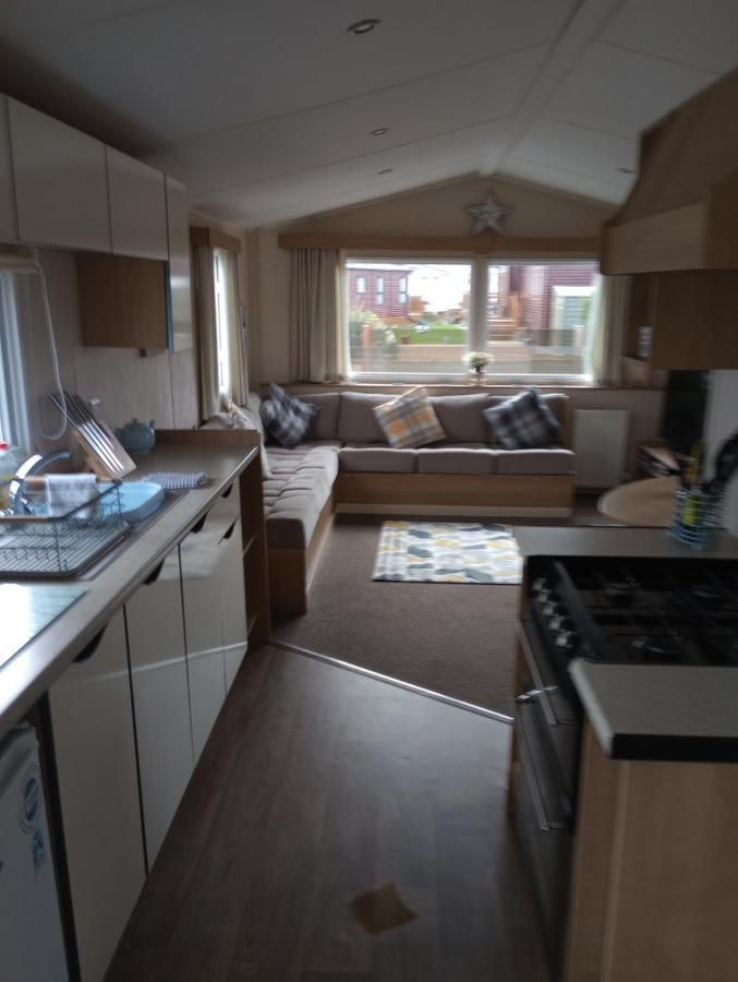 D24 Coastal Caravan: Beachside 2-Bedroom in Towyn Abergele Exterior photo